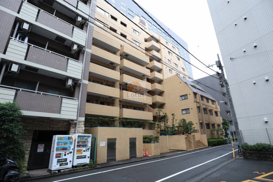 ライオンズマンション箱崎町外観2｜明るいベージュ系のタイル張りです。