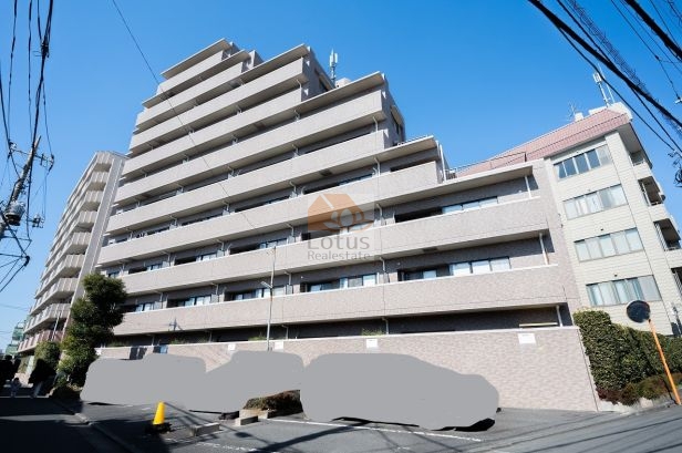 ライオンズマンション練馬春日町鹿島外観１｜ライオンズマンション練馬春日町・鹿島は平成６年築、１０階建てのマンションです。環八通り沿いに面しています。大江戸線「練り春日町」駅から徒歩２分です。