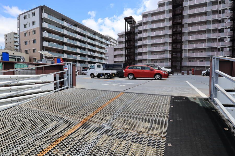 ダイアパレス立石共用部4｜敷地内には駐車場があります。