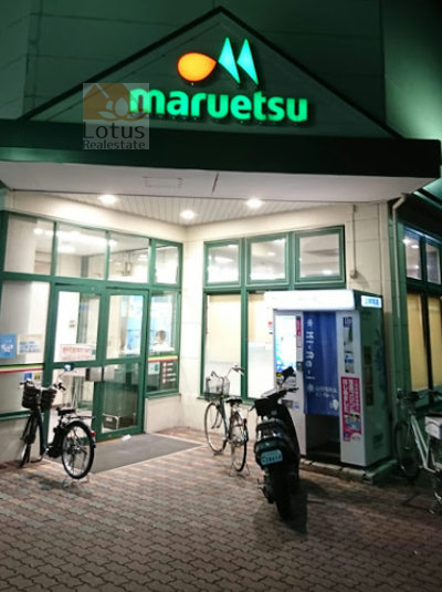 マルエツ 西新井店｜「マルエツ 西新井店」まで徒歩９分です。住宅街の中にあるスーパーマーケットです。2階建てで、2日には100円ショップ「ダDAISO」があり便利です。