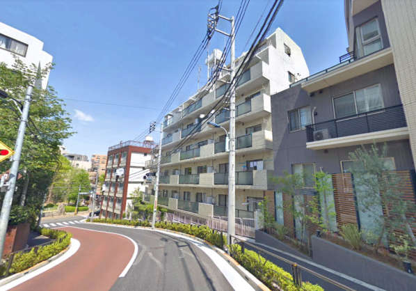 小石川ハイツ外観１｜小石川ハイツは地上７階建てのマンションです。周辺に小石川植物園や教育の森公園など緑が多い文教地区です。