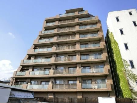 グローリオ十条外観1｜南側は住宅地に向いていて日当たり良好です。