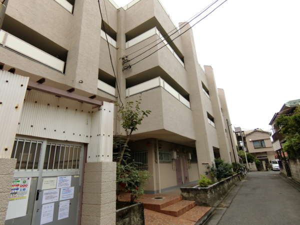 小倉第６マンション外観共用部6｜道路から外観を見た様子です。静かな低層住宅地であることが分かります。