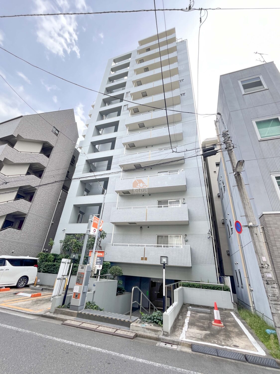 コスモ門前仲町の外観は、タイル張りの落ち着いた色調が印象的で、門前仲町エリアの街並みに自然となじんでいます。通りに面した立地ながら圧迫感は控えめで、見上げると空がすっと抜けるような開放感があり、徒歩7分の門前仲町駅や徒歩10分の木場駅へも歩きやすい距離感といえます。