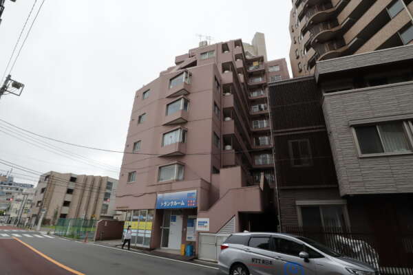 ライオンズマンション三河島外観3｜物件の前面道路は２車線ですが、歩道の分離がされていないので、気を付けてください。