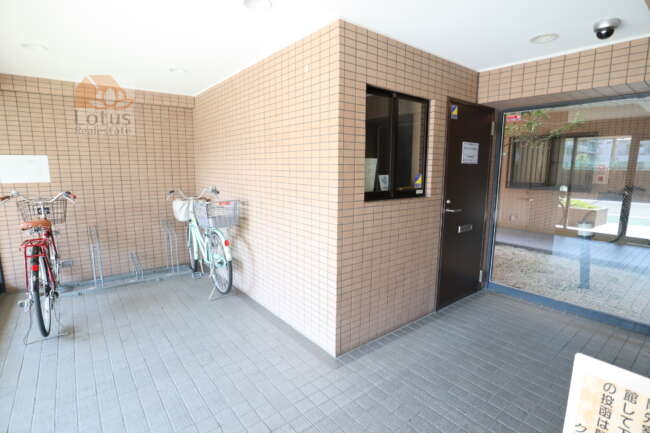 クレアメゾン天神橋共用部1｜エントランス風除室内部です。駐輪場を増やそうという工夫が見られます。
