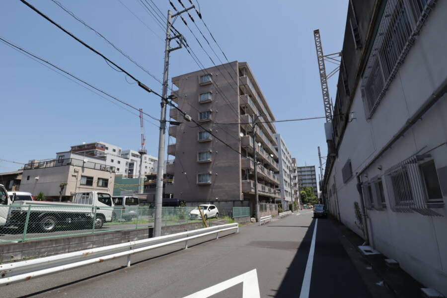 パークハイツ錦糸町第２外観2｜南側は総武線の線路高架に面しておりますが、眺望・日当たりを遮るものがありません。電車は２４時間動いているわけではありませんし、排気ガスも出しませんので、この点が問題なければ、好環境といえます。