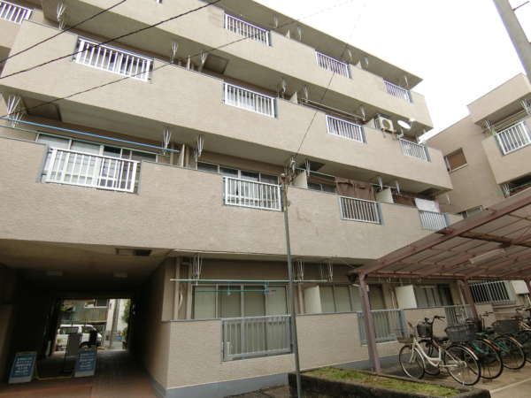 小倉第６マンション外観共用部2｜外観ならびにエントランスの様子です。開放的な廊下になっています。