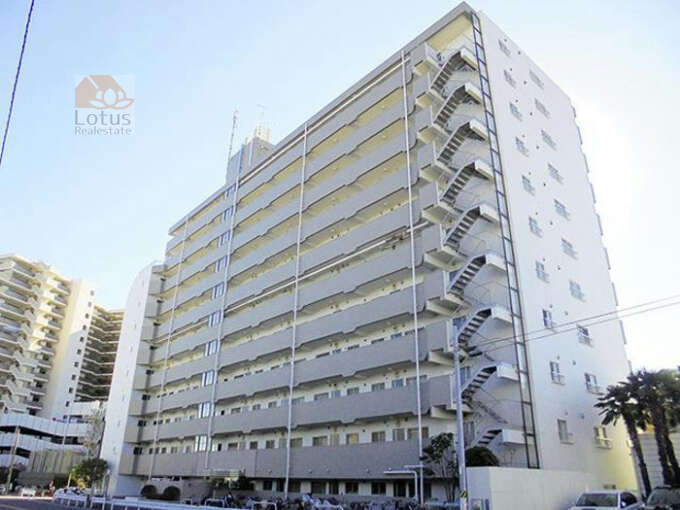 シャルム南砂町外観１｜シャルム南砂町清洲橋通り沿いに立地し、エントランス前にはバス停「東砂６丁目北」があります。