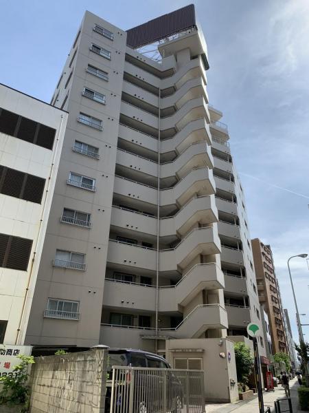 朝日西巣鴨マンション外観２｜朝日西巣鴨マンションは１１階建てのマンションです。明治通り沿いに立地します。バス停がエントランス近くにあります。「西巣鴨」駅から徒歩４分です。