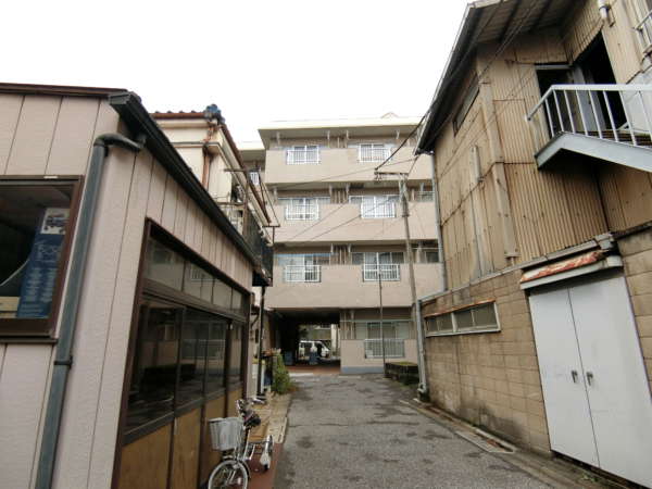 小倉第６マンション外観共用部1｜建物の南側にも路地状で通じている道路があります。