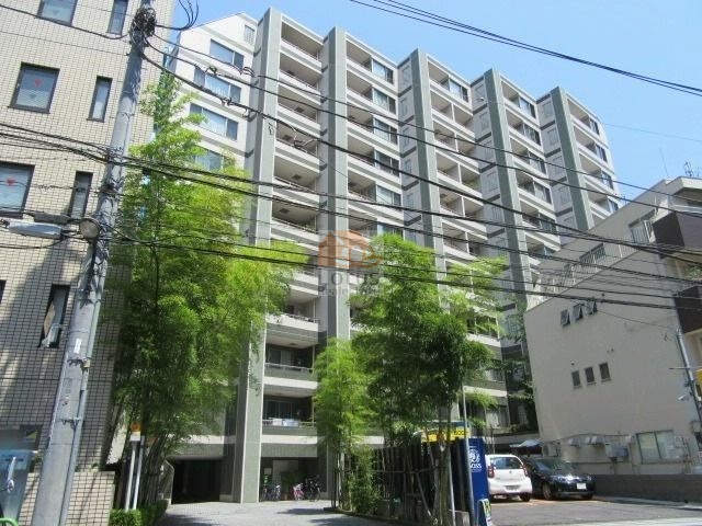 安藤坂の一角に立つ外観は、総戸数105戸の大規模レジデンスらしく高さと奥行きのバランスが安定しており、後楽園駅・春日駅・飯田橋駅の3駅7路線が利用できる場所らしい静けさと動きの両方を感じます。建物前の竹林が風で揺れると、足元の石畳にやわらかい影が落ちて、都市型の住まいとはいえ落ち着いた日常に向くつくりです。