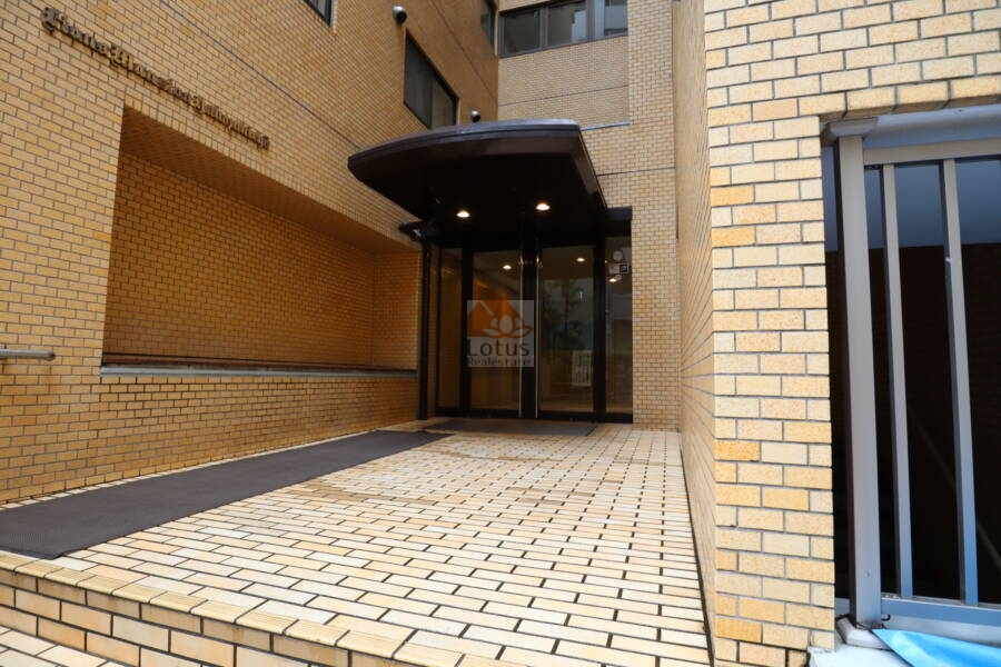 ライオンズマンション箱崎町エントランス3｜階段で上がったところにエントランスが設置されていました。