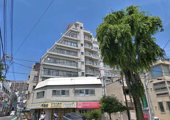 パラスト西原外観4｜パラスト西原は９階建てのマンションです。「幡ヶ谷」駅から徒歩２分の便利な立地です。