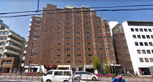 第七宮庭マンション外観１｜第７宮庭マンションは１３階建てのマンションです。明治通り沿いにあり、副都心線「北参道」駅から徒歩３分です。千駄ヶ谷、代々木、原宿方面も徒歩圏内です。