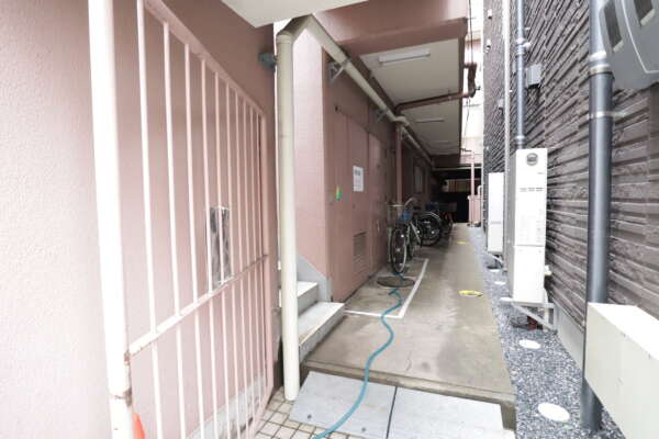 ライオンズマンション三河島共用部｜裏手の共用部部分です。隣接建物と近いことがわかります。