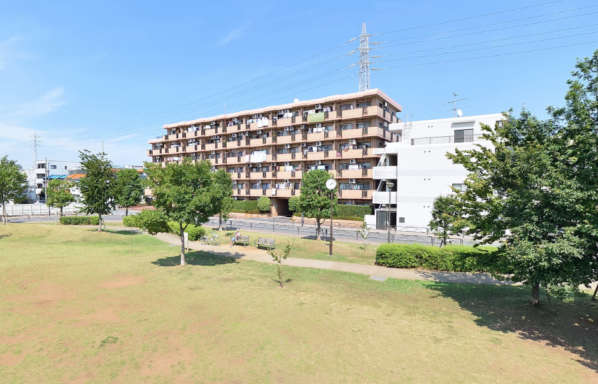 セザールお花茶屋は目の前には広々とした曳舟川親水公園が広がり、緑豊かな住環境を象徴するロケーションです。開放的な眺望と日照が魅力です。