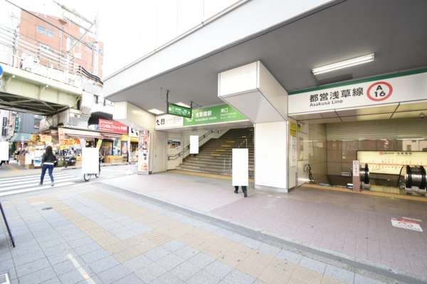 総武線「浅草橋」駅の東口改札を出て、階段を下りたところです。更に階段を降りると都営浅草線「浅草橋」駅の改札があります。