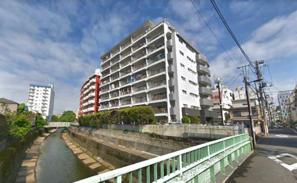 落合マンション外観｜落合マンションは９階建てのマンションです。目の前に神田川が流れ、静かで日当たりの良いマンションです。「高田馬場」駅から徒歩７分です。