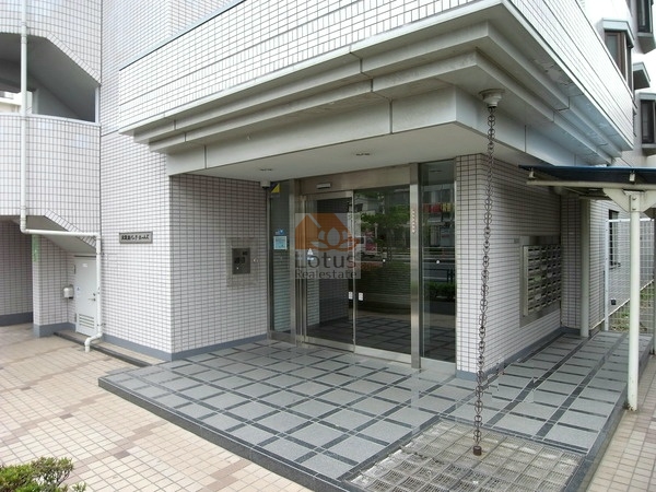 北綾瀬パークホームズエントランス｜エントランスはオートロック完備で、セキュリティ面もしっかりとしています。