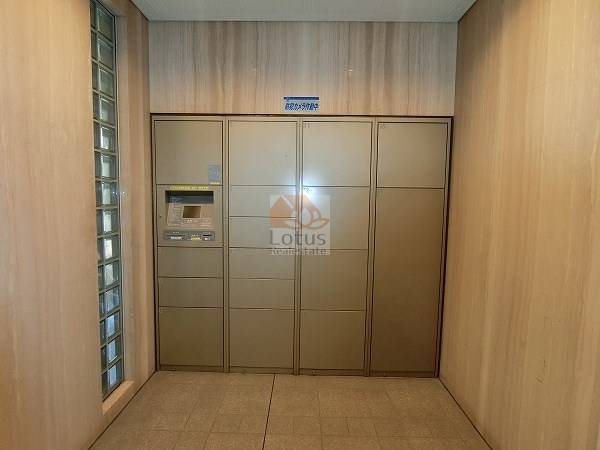 コスモ向島シティフォルム宅配ボックス｜宅配ボックスも設置されており、荷物の受け取りが便利です。