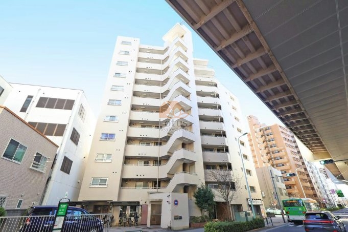 白を基調にした外観で、明治通り沿いにありながら重たさを感じにくい佇まいです。西巣鴨駅徒歩5分という距離感が日常の移動を軽くし、上階へ向かってリズムよく重なるバルコニーラインが、空に向かって抜けるような開放感をつくっています。朝の光を受けると輪郭がやわらかく浮かび上がる印象です。