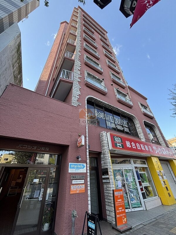 パラシオン荻窪の外観。青梅街道沿いに建つ10階建の姿は、赤茶系の外壁と白い石調の縁取りが交差点に映えていました。低層部には商業テナントが入り、街と建物が一体となって賑わいを生んでいる様子が印象的でした。パラシオン荻窪は昭和49年築、10階建てのマンションです。