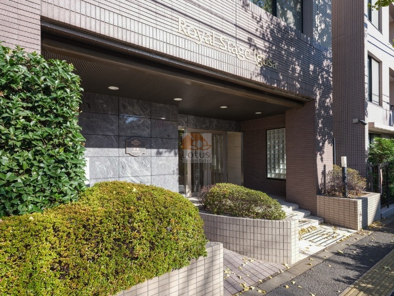 ロイヤルステージ井草エントランス１｜新青梅街道に面しています。
