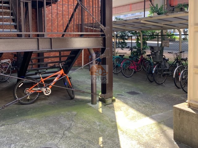 ニックハイム日本橋駐輪場｜駐輪場は敷地内にあり、屋根付きで自転車の保管にも安心感がある設計。
