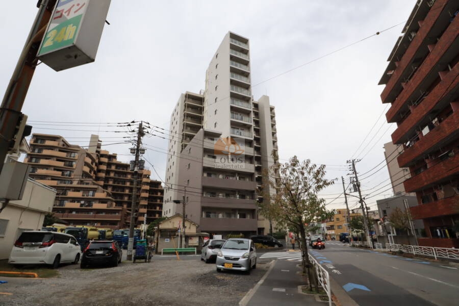 トレゾール亀戸外観2｜京葉道路・亀戸９丁目交差点を亀戸浅間通りに入ってすぐに立地します。