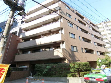 ドムール浅草２外観・共用部3｜ドムール浅草Ⅱは平成１３年築の９階建てのマンションです。つくばＥＸ「浅草」駅から徒歩２分です。東南側には「浅草花やしき」があります。