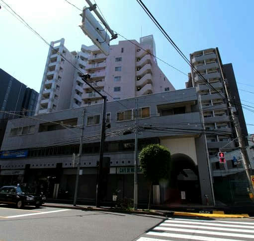 デュロス若松町は１２階建ての小規模マンションです。大久保通り沿いにあり、大江戸線「若松河田」駅と「牛込柳町」駅から徒歩４分です。