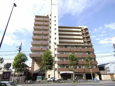 新大塚タウンプラザ外観｜新大塚タウンプラザは１１階建てのマンションです。春日通りに面していています。丸の内線「新大塚駅から徒歩５分、山手線「大塚」駅から徒歩７分です。
