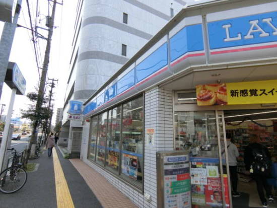 イトーピア住吉マンションアプローチ3｜さらに南下して交差点を渡るとローソンがあります。