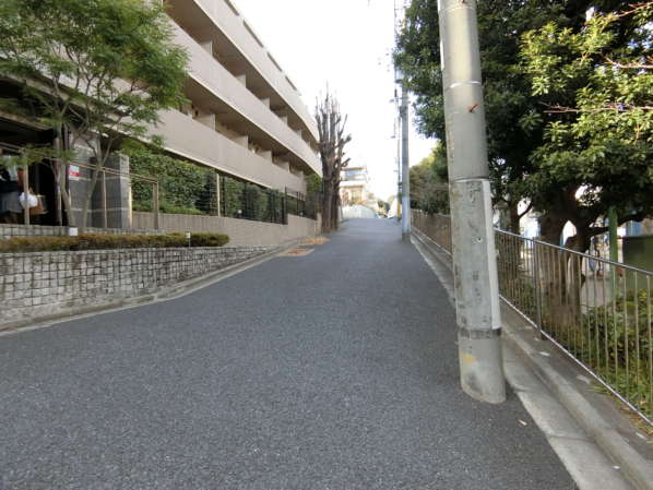 東急ドエルアルス文京目白台アプローチ3｜高台に位置する物件ですので、坂を少しあがります。