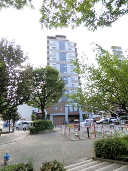 藤和シティホームズ御徒町外観共用部2｜外観です。パークフロントで公園からも見通しの良いロケーションにあります。