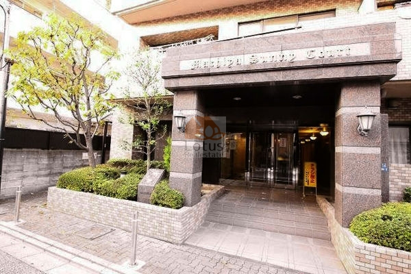 町屋サニーコート外観2｜「町屋」駅から徒歩５分の住宅街に立地します。