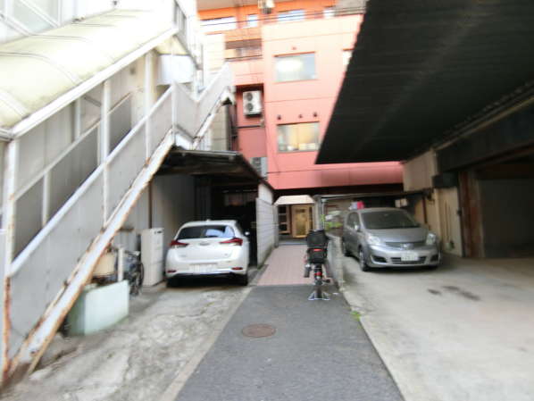 クリエート三田外観・共用部5｜裏側に自転車置き場があります。