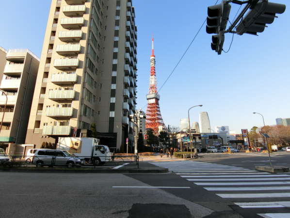 クリエート三田アプローチ2｜駅を出ると東京タワーがお出迎えです。