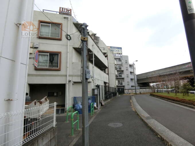 ビッグ武蔵野中村橋外観・共用部2｜建物は「目白通り」と「西武池袋線」がクロスするあたりにあります。