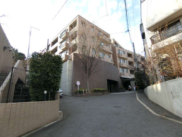 東急ドエルアルス文京目白台外観・共用部1｜アルス文京目白台は平成１６年築の５階建てマンションです。「江戸川橋」駅から徒歩５分の少し高台の立地です。