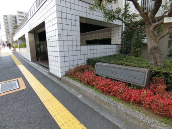 イトーピア住吉マンション外観共用部16｜エントランスは整然とした様子になっています。