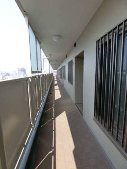 イトーピア住吉マンション外観共用部14｜共用廊下の床も敷きなおされて、新しく気持ちいい様子になっています。