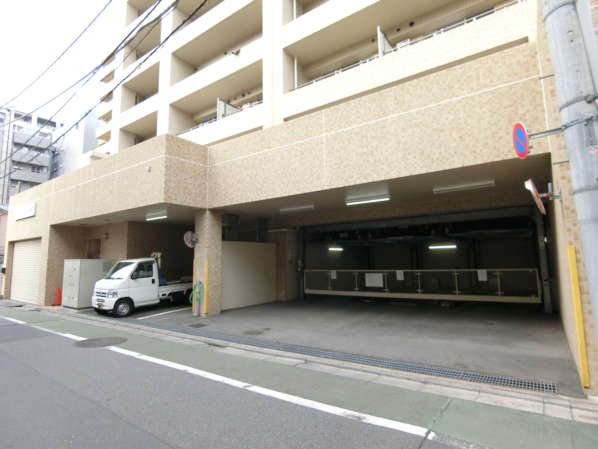 リビオ文京関口シティクロス外観共用部8｜裏側（南側）の駐車場入り口の様子です。