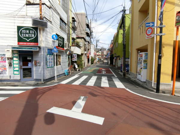 グリーンヒル新宿アプローチ8｜変形した十字路に出たら左折します。