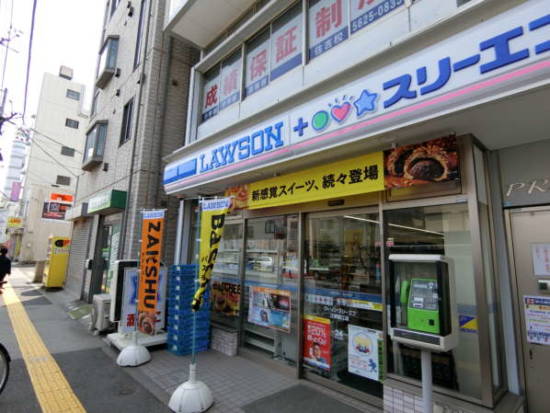 イトーピア住吉マンションアプローチ2｜駅を出るとすぐのところにスリーエフがあります。夜も安心です。