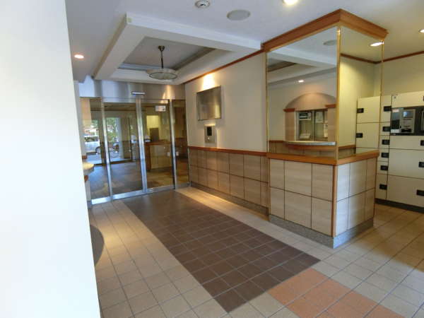 藤和シティホームズ御徒町外観共用部9｜台東区のマンションはエントランス小ぶりな物件が多いですが、本件のマンションは、わりと広がりを持って感じられます。