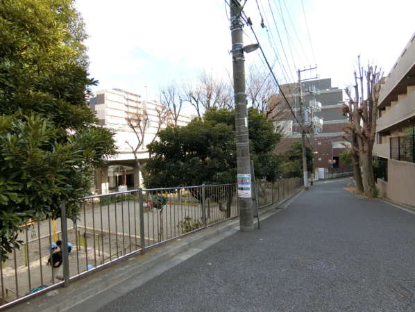 東急ドエルアルス文京目白台アプローチ4｜坂を上りきったところで、逆に見た様子です。