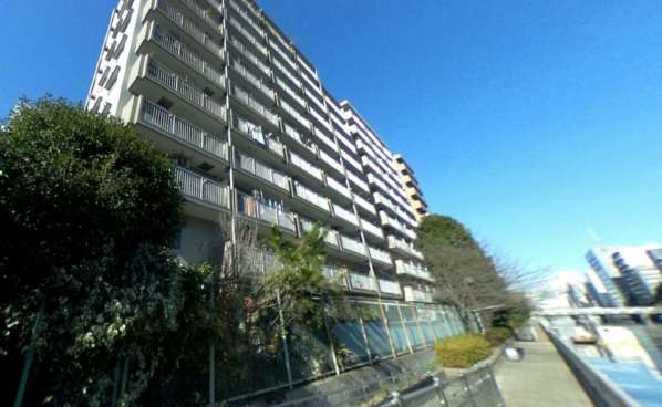 キョウエイハイツ田町外観３｜運河の前は通路があってお散歩ができます。