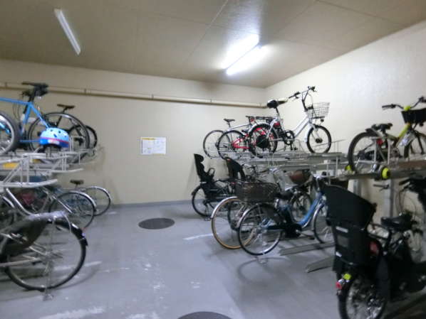 リビオ文京関口シティクロス外観共用部5｜整然とした駐輪場の様子。駐輪場は建物の中にあります。